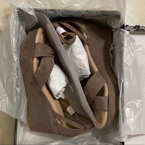 CL by Chinese laundry Women's Devin Wedge Sandal